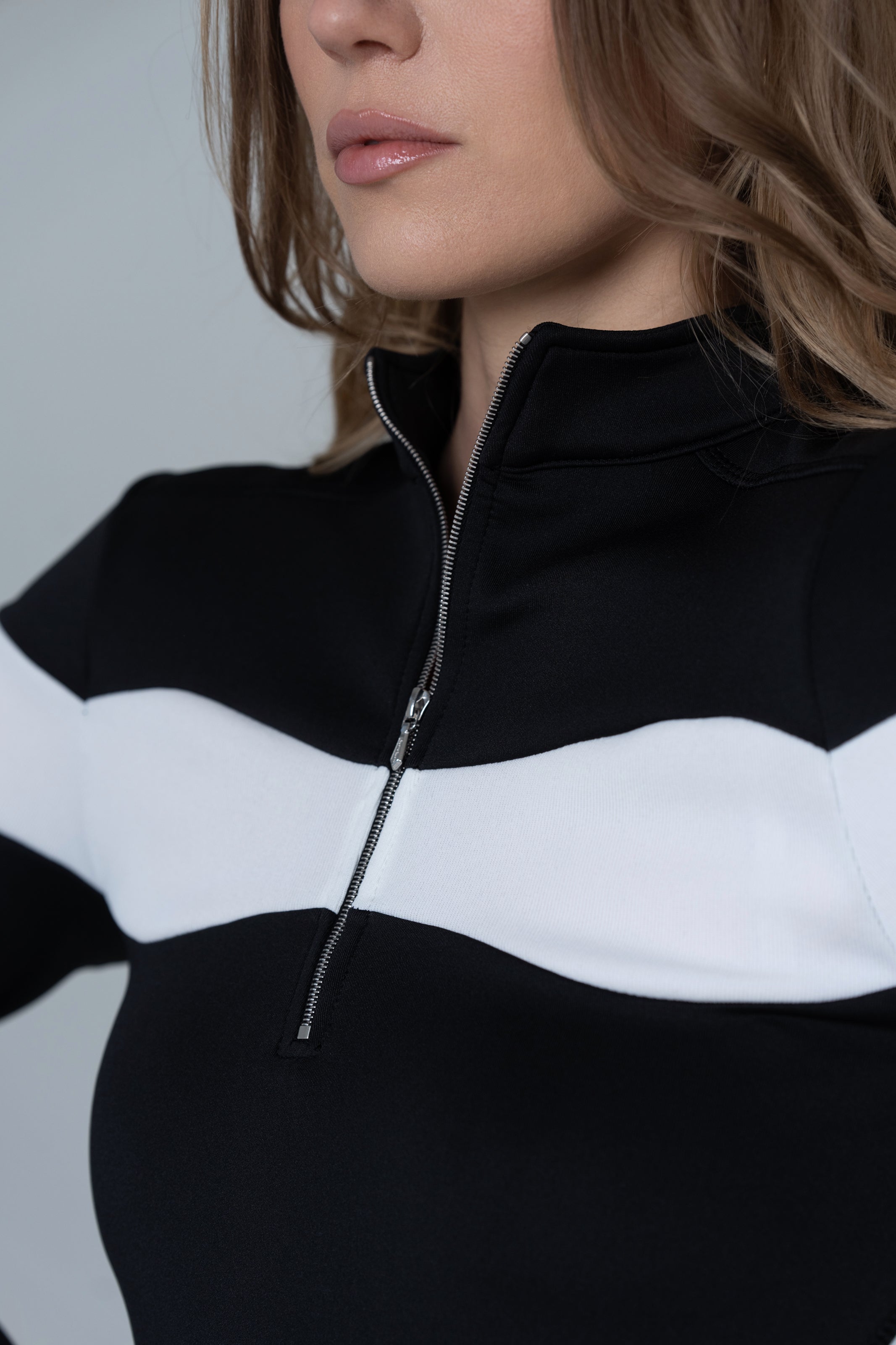 Fitted Serena Long Zipper Top - Black and White - Olivvi World